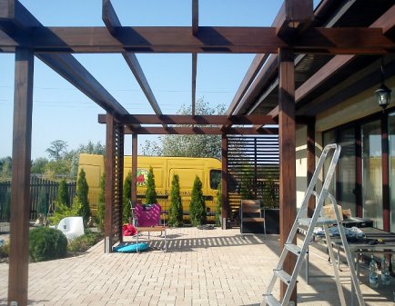 Tak wygląda pergola z ażurowymi wstawkami w rzeczywistości