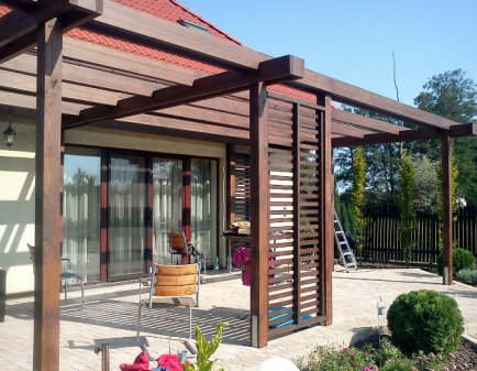 Pergola wykonana z drewna klejonego i suszonego komorowo