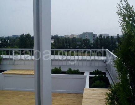 Widok na jeden z rogów tarasu, na słupach będzie jeszcze żagiel