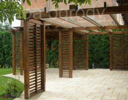Pergola - lekka i ażurowa daje delikatne zacienienie tarasu