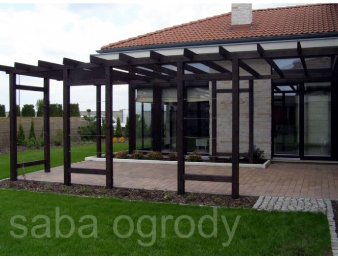 Pergola przy domu na pnącza