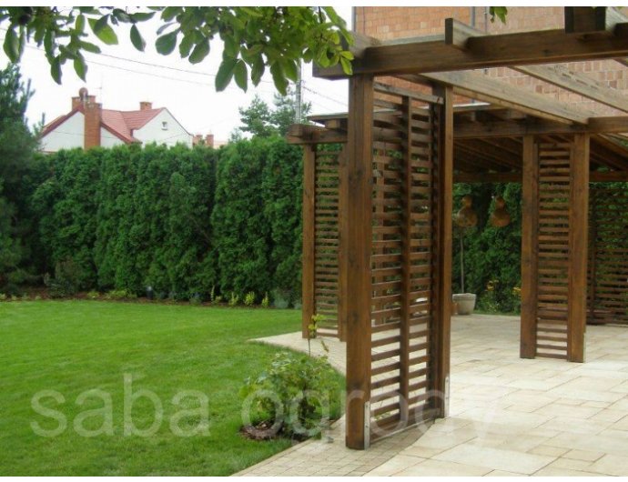 Nowoczesna pergola drewniana na tarasie z płyt